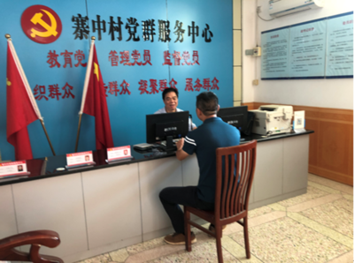 梅江區(qū)寨中村法律顧問連志剛律師為村民提供專業(yè)法律服務(wù)